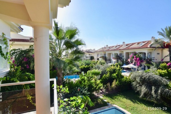 Fethiye Çalış Plajında Denize Sıfır Özel Havuzlu Villa ST-4